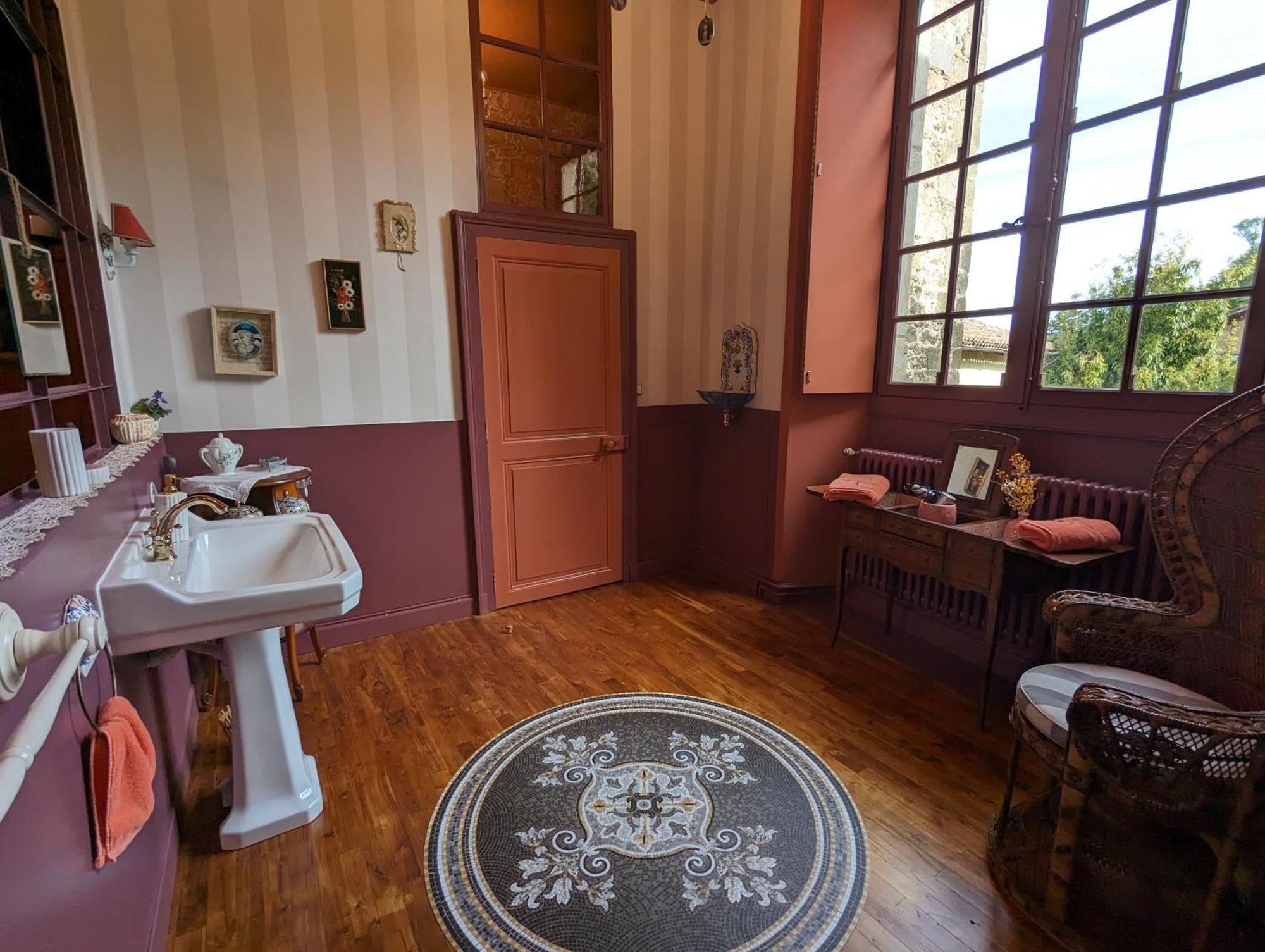 Bed and Breakfast Manoir Des Arts Конфолан Экстерьер фото